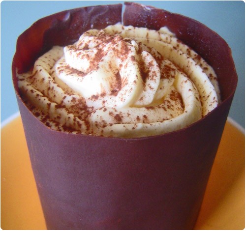 delice-mascarpone-cerise-chocolat2 Mousse mascarpone en coque chocolatée sur moelleux au chocolat et cerises au sirop