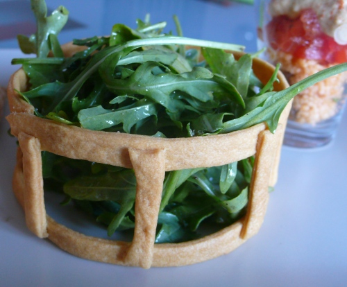 Tartine feuilletée, verrine de taboulé à lhoumous et roquette en cage : Trio dentrée estivale Tartine feuilletée, verrine de taboulé à lhoumous et roquette en cage : Trio dentrée estivale