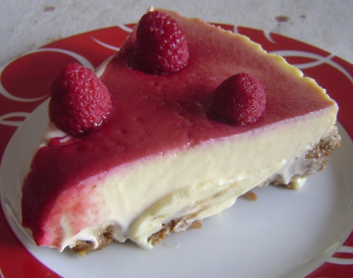 Cheesecake à la framboise et coulis de fruits rouges