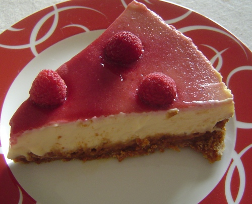 Cheesecake à la framboise et coulis de fruits rouges