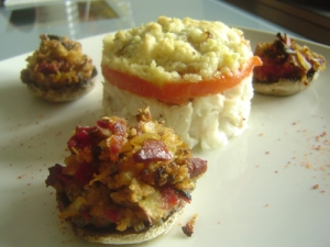 Crumble de cabillaud, oignons caramélisés au balsamique et champignons farcis au chorizo