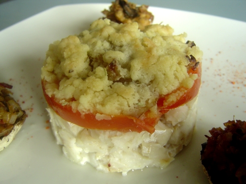 Crumble de cabillaud, oignons caramélisés au balsamique et champignons farcis au chorizo