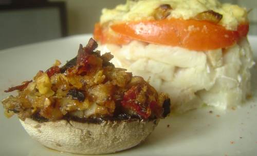 Crumble de cabillaud, oignons caramélisés au balsamique et champignons farcis au chorizo