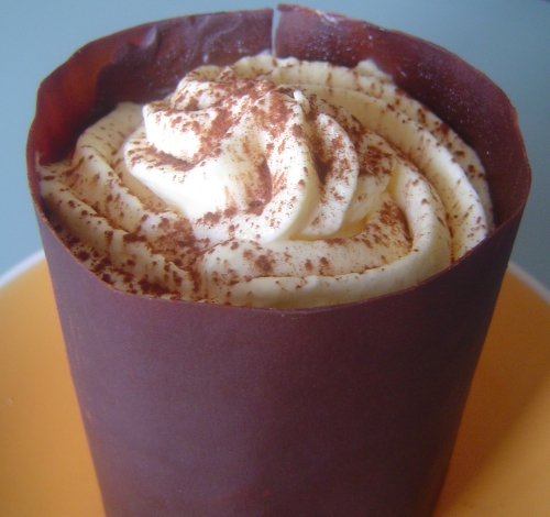 Mousse mascarpone en coque chocolatée sur moelleux au chocolat et cerises au sirop