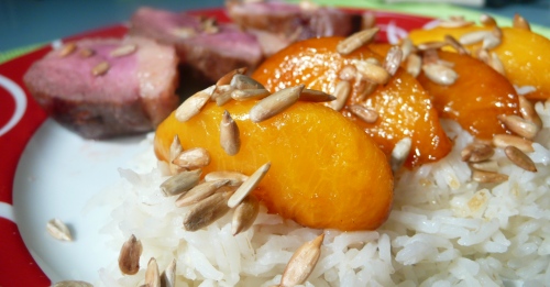 Magret de canard aux pêches et concassés de graines de tournesol Magret de canard aux pêches et concassés de graines de tournesol