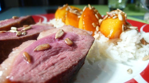 Magret de canard aux pêches et concassés de graines de tournesol Magret de canard aux pêches et concassés de graines de tournesol