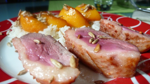 Magret de canard aux pêches et concassés de graines de tournesol Magret de canard aux pêches et concassés de graines de tournesol