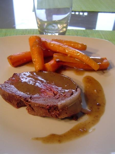 Filet de boeuf et carottes rôtis, sauce miel/moutarde