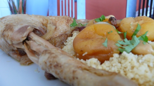 Tajine de poulet aux épices, abricot et raisins secs