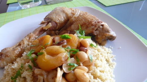 Tajine de poulet aux épices, abricot et raisins secs