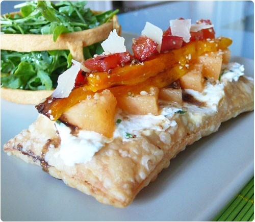 tartine-melon-poivron1 Tartine feuilletée, verrine de taboulé à l’houmous et roquette en cage : Trio d’entrée estivale