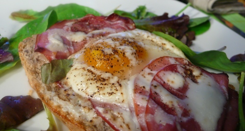Tartine au pesto de noix et bacon