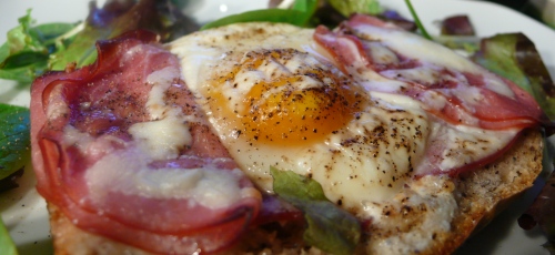 Tartine au pesto de noix et bacon