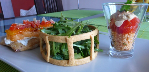 Tartine feuilletée, verrine de taboulé à lhoumous et roquette en cage : Trio dentrée estivale Tartine feuilletée, verrine de taboulé à lhoumous et roquette en cage : Trio dentrée estivale