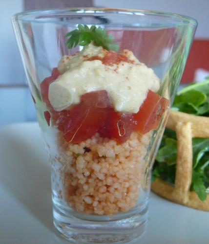 Tartine feuilletée, verrine de taboulé à lhoumous et roquette en cage : Trio dentrée estivale Tartine feuilletée, verrine de taboulé à lhoumous et roquette en cage : Trio dentrée estivale