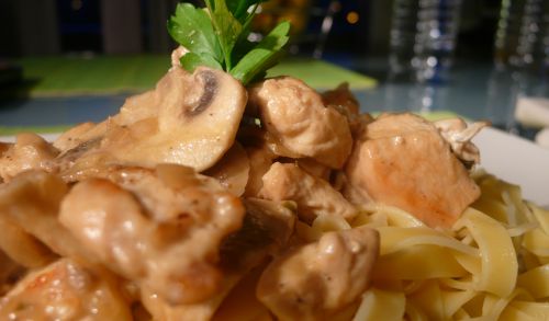 emince-poulet-champignon Emincé de poulet aux champignons et tagliatelles