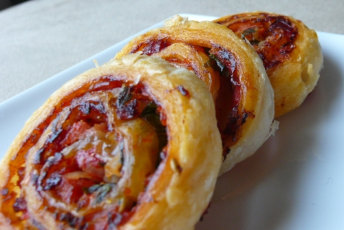 feuilletee-bacon-tomate Roulés feuilletés à la tomate et au bacon