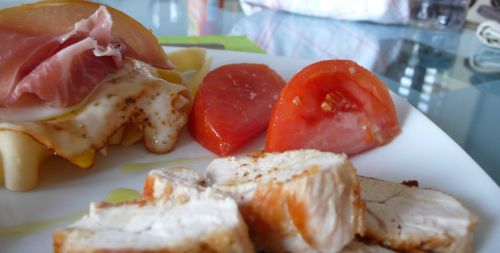 melimelo4 Assiette Méli Mélo : bouchées de poulet panées à lamande, tagliatelle de lasagne, jambon cru...