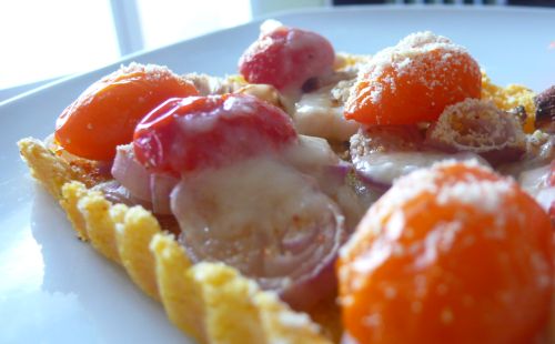 tarte-polenta-echalote2 Tarte polenta aux échalotes et petites tomates cerises aromatisées à la moutarde destragon