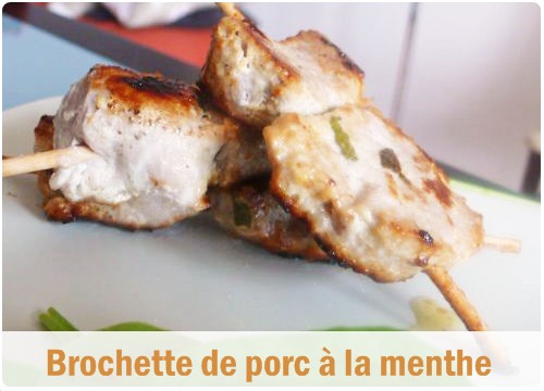 brochette-filet-mignon-menthe1 Brochettes de porc marinées à la menthe, feta, crudités et pain pita