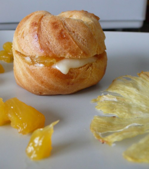choux-coco-ananas Choux à la crème pâtissière à la noix de coco et ananas caramélisées, gouttes de chocolat aux fraises