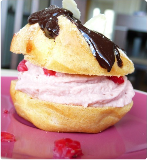 chouquette-mousse-fraises5 Choux à la mousse de fraise, glaçage au chocolat noir