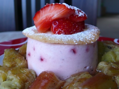 dessert-mousse-fraise-rhubarbe2 Mousse à la fraise et sa compotée de rhubarbe à la vanille