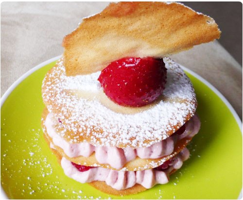 millefeuille-languechat-mousse-fraise-framboise2 Langues de chat en millefeuilles à la mousse de fraises et framboises