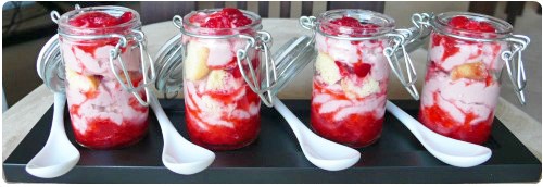 verrine-mousse-fraises3 Verrines au baba au rhum et fruits rouges