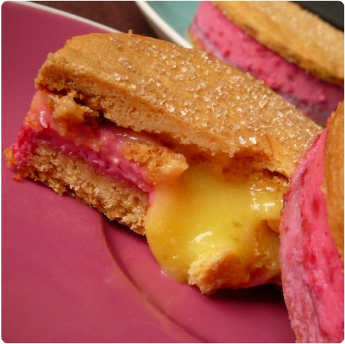 macaron-breton Macarons bretons, bavarois framboise et coeur coulant