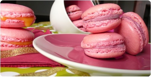 macaron-rose Trilogie de macarons : glacés mûres / framboises, lime curd ou confiture de framboise