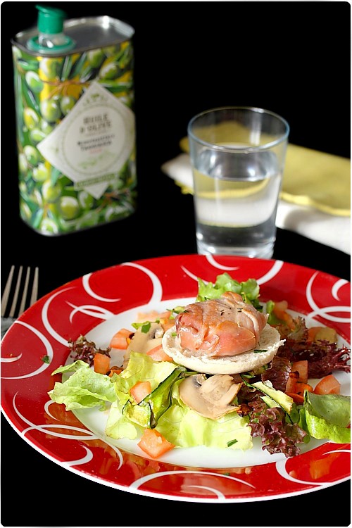 salade-italienne3 Salade italienne : rocamadour au jambon de parme sur pain toasté, antipasti et parmesan