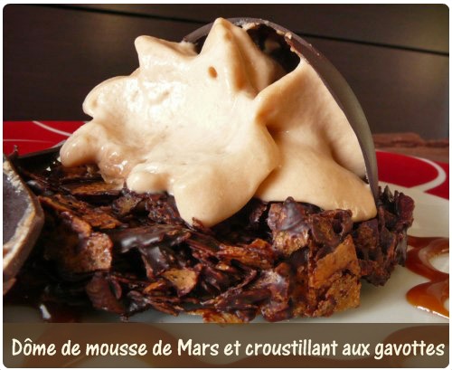 mousse-mars Mousse de Mars sous dôme de chocolat, croustillant crêpes gavottes