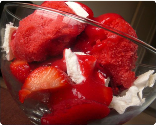 coupe-fraise2 Coupe de fraises glacée au coulis de framboise chocolat
