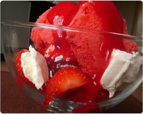 coupe-fraise3 Coupe de fraises glacée au coulis de framboise chocolat