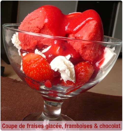 coupe-fraise Coupe de fraises glacée au coulis de framboise chocolat