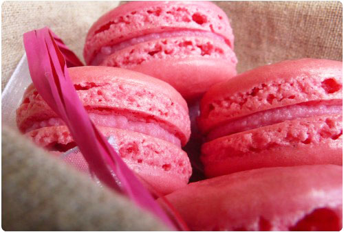 macaron-groseille2 Macarons (à la groseille) : Vidéo, FAQ, Explications, Ustensiles pour les réussir.