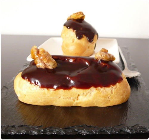 eclair-banane-chocolat2 Eclairs à la banane, glaçage chocolat et noix caramélisées